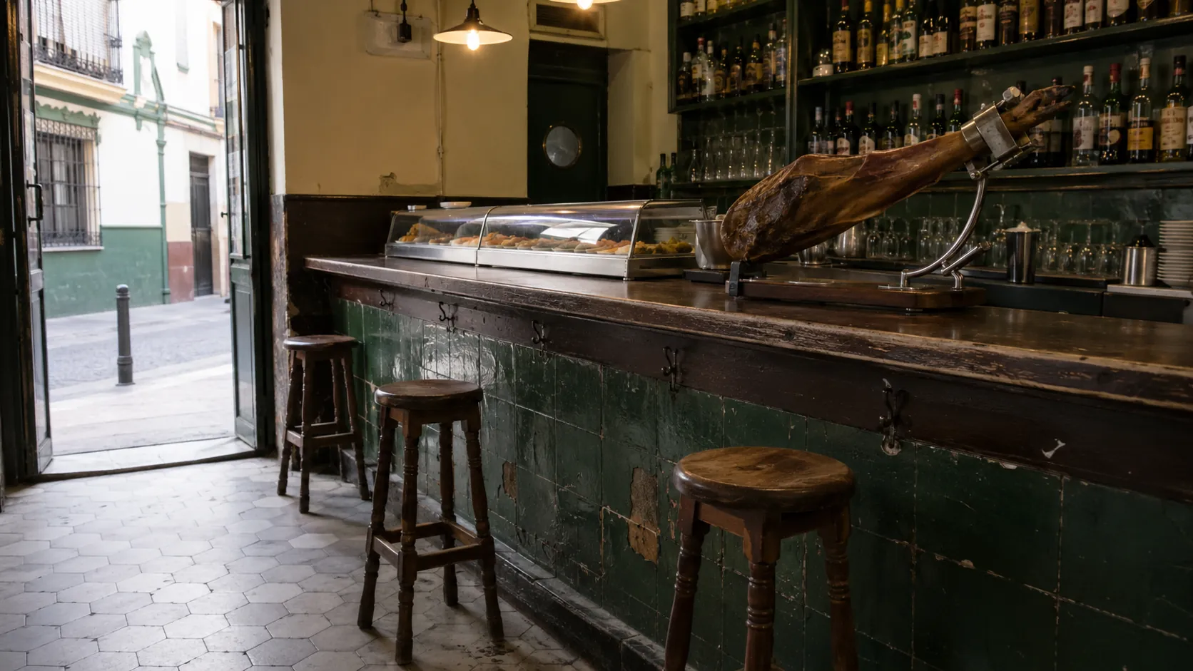 Barra del Gastrobar Luis Aitor con el jamón en el jamonero