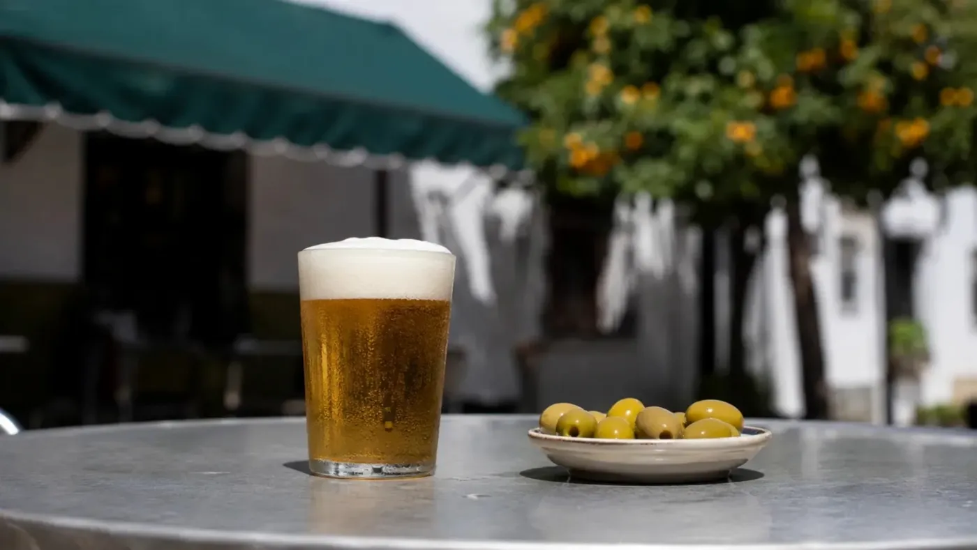 Una mano coge la caña recién tirada y una aceituna en la terraza