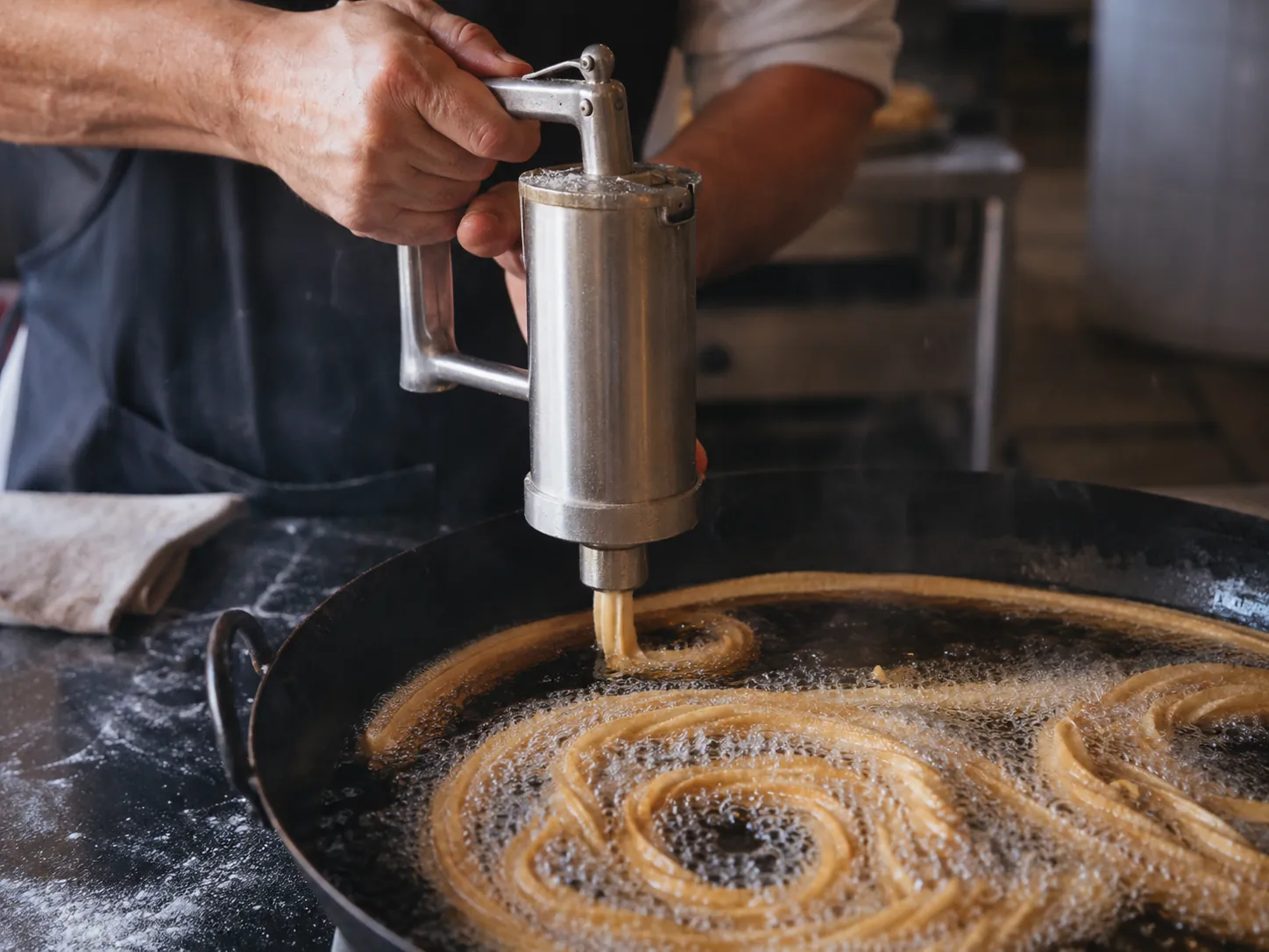 Churros haciéndose en el obrador